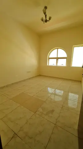 شقه عائليه جميله جدا 2 غرفه وصاله - 2 حمام - تكييف مركزي تصميم مميز بقلب الشارقه المجره  مبنى عوائل حصرا قريب جدا من الكورنيش