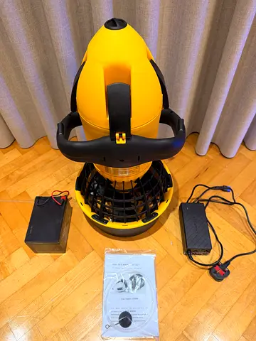 Electric underwater scooter