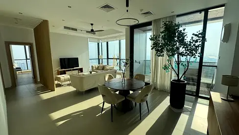 🏡 شقة مفروشة فاخرة للإيجار | غرفتين نوم | إطلالة كاملة على الممزر – دبي | برج لا بلاج ✨