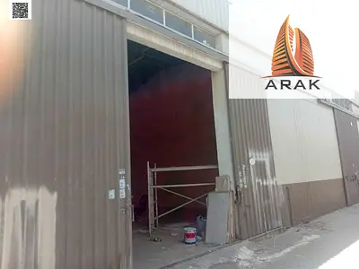 للإيجار السنوي مستودع في الجرف الصناعية 1 بمساحة مناسبة تفاصيل المستودع  مساحة 2000 قدم مربعة مناسبة للتخزين أو الأنشطة الصناعية  تصميم عملي يسهل التش