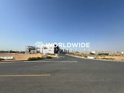 موقع مميز! أرض صناعية للبيع على زاوية طريقين جانبيين!