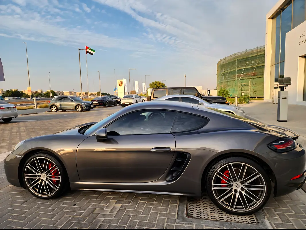Porsche Cayman 2018 — photo 1 of 3
