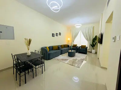 شقة مفروشة فاخرة للإيجار في النعيمية 1 – عجمان-فرش VIP جديد بالكامل (أول ساكن) 3 حمامات تكييف مركزي بلكونة 💡 المميزات: شامل جميع الفواتير:  كهرباء ⚡
