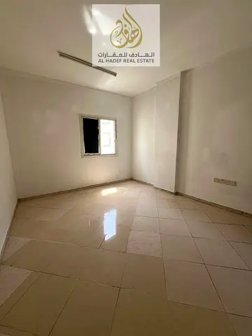 شقة غرفة وصالة للإيجار في النباعة بالشارقة بسعر مميز جداً وموقع حيوي قريب من جميع الخدمات مع تسهيلات في الدفع حتى 6 دفعات وتأمين نقدي مناسب ومساحات عم