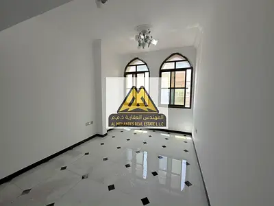 تتميز الشقة بتصميم داخلي راقٍ يشمل غرفتين نوم، صالة معيشة واسعة، حمامين، بالإضافة إلى بلكونة توفر إطلالة جيدة وإضاءة طبيعية. كما تتميز الشقة بأنها ثان