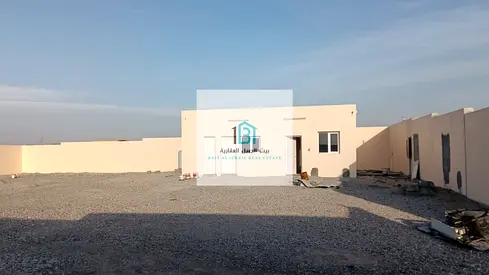 حوطة صناعية في الصجعة - على شارع رئيسي فيها كهرباء و جاهزة للاستخدام