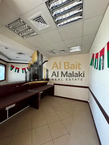 مكتب شركات فاخر 2300 قدم مربع | واجهة مميزة على الكورنيش صف أول | إطلالة بحرية بانورامية | باركن وتكييف مجاني