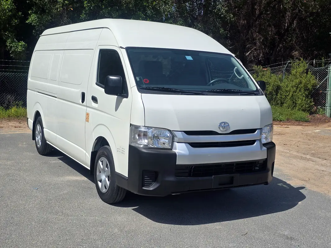 Toyota Hiace 2024 — photo 1 of 16