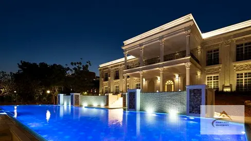 ارقي فيلا كورنر  في الحوشي بمسبح  وحديقة كبيرة  بمساحات واسعة وتشطيب ملكى