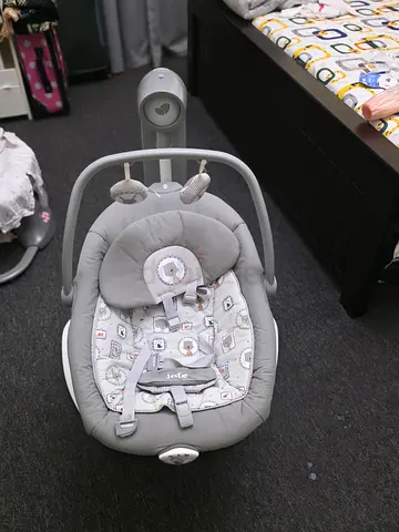 Baby swing same like  new only 4 5 time use 0 to 12 months baby