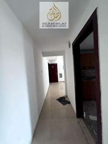للإيجار بعجمان الجرف 2، غرفة وصالة، حمام وبلكونة، موقع مميز بجوار مدرسة الأقصى وقريب من مركز دلتا. السعر 29,000 على 4 دفعات، التأمين 2,000 كاش أو بعد