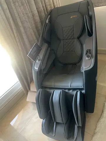 Full-Body Electric Massage Chair — Excellent Condition