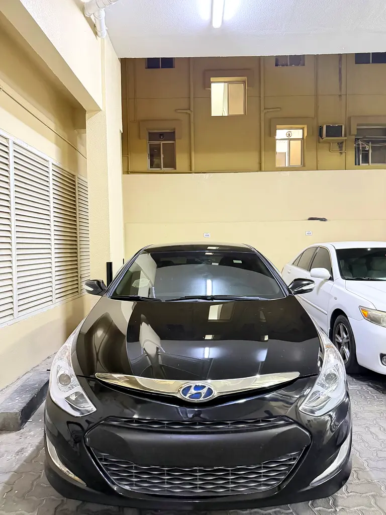 Hyundai Sonata 2012 — photo 1 of 9