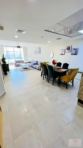 شقة مفروشة بالكامل مكونة من غرفة نوم واحدة وصالة في مدينة السيارات، تشمل جميع الفواتير وموقف سيارات مغطى.