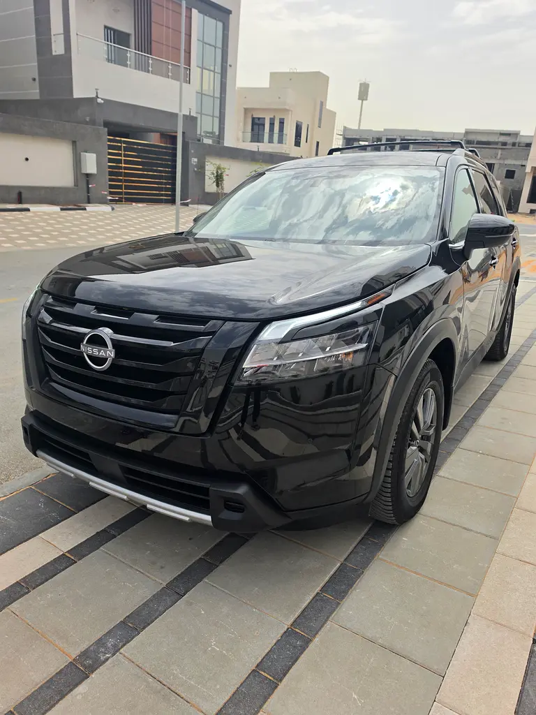 Nissan Pathfinder 2022 — photo 1 of 20