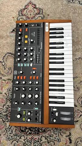 Poly D synthesizer behringer