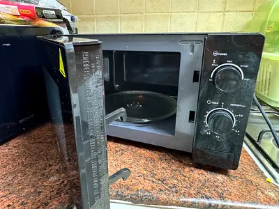 Compact countertop microwave oven — portable 20L (used)