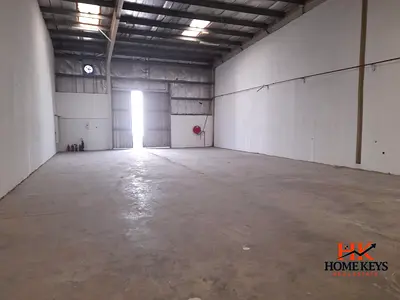 مستودع للإيجار في DIP 2 – موقع مميز ومصدر طاقة 20 كيلو وات.