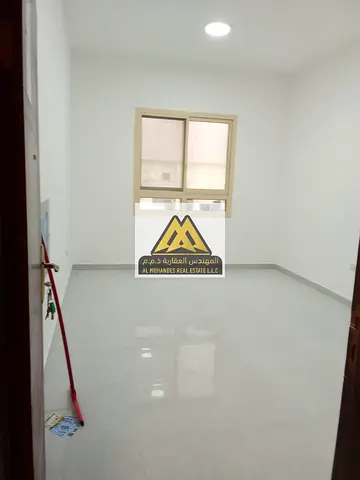 فرصة مناسبة للسكن في موقع استراتيجي داخل الراشدية 3 عجمان، شقة غرفة وصالة بمساحة واسعة وتصميم عملي يوفر راحة في الاستخدام اليومي، مع موقع قريب جدًا من