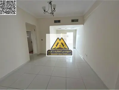 مساحة واسعة مع بلكونة بإطلالة جميلة، بالإضافة إلى خزائن حائط وتكييف مركزي، مما يجعلها خيارًا مثاليًا للعائلات الباحثة عن الراحة وسهولة