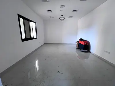 الاستوديو بتصميم عملي ويحتوي على مطبخ منفصل يوفر راحة وتنظيم أفضل، ومزود بنظام تكييف مركزي يغطي كامل الوحدة ويوفر أجواء مريحة طوال السنة. الصيانة على