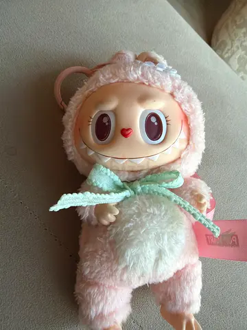 Toy labubu