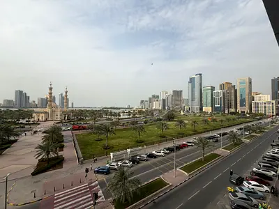 غرفتين وصاله-بلكونه باطلاله علي كورنيش المجاز-مطبخ كبير-غرفه خادمه-مساحات واسعه-سكن عائلي-مطبخ كبير-2حمام-قريبه علي مخرج دبي