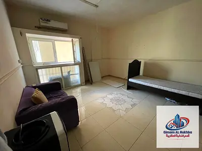 للإيجار السنوي في الشارقه بمنطقه القليعه استديو كبير باطلاله مفتوحه وتشطيب راقي بموقع مميز قريب من الخدمات والطريق الرئيسي، تكييف وغاز مركزي