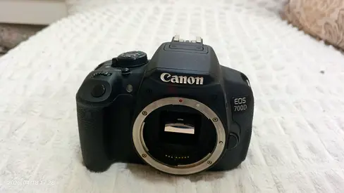 Canon EOS 700D body only - used, doesnt turn on due to batter issues, selling urgently price negoti