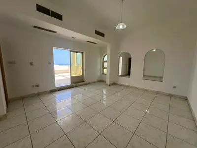 بنتهاوس مكون من 5 غرف و2صاله و2 بلكونه وغرفة خادمه ماستر وموزع كبير وتراس كبير وبركين مجاني