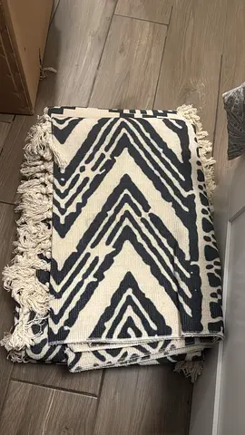 6 Boho Black  White Tribal Pattern Fringed Area Rug - NEW (each 180x300)