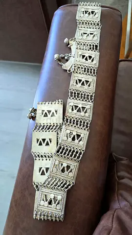 حزام فضة يمني تراثي للبيع
وزن تقريبي 350 غرام
شغل قديم ومميز
للجادين التواصل خاص