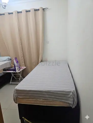 Spacious bed space for working lady in family Appartment.No commission.
