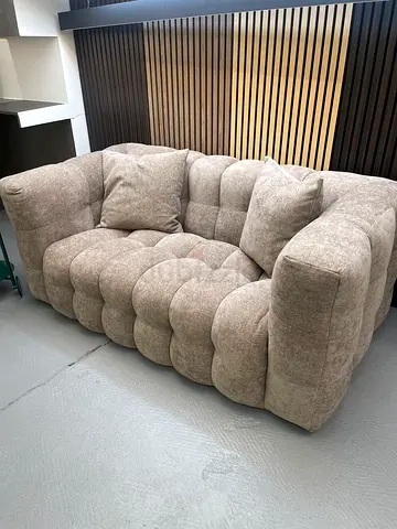 Comfortable Tufted 2-Seater Sofa in Beige Fabric