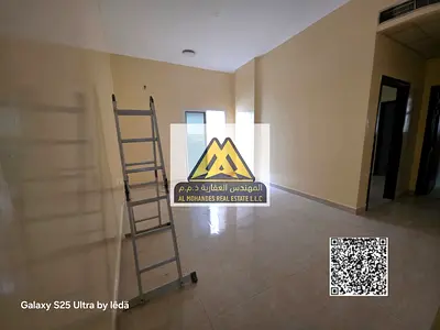 شقة غرفة وصالة بمواصفات ممتازة، تتميز بتصميم عملي ومساحات مريحة، في موقع حيوي قريب من الجامعات والمدارس وجميع الخدمات الأساسية، مناسبة للسكن العائلي.