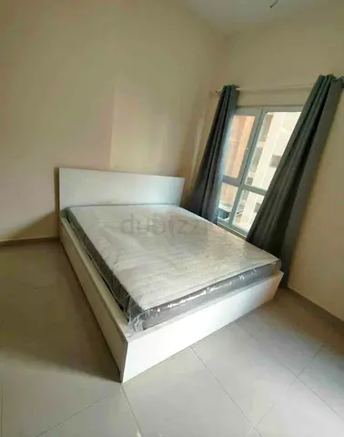 IKEA malam king‑size bed (180 × 200 cm) with 2 storage drawers underneath and an IKEA mattress ✨