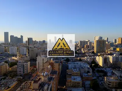 شقة ثلاث غرف وصالة للإيجار السنوي في أبراج الفالكون – الراشدية 2، عجمان، تقع في موقع مميز مع إطلالة مدينة رائعة، ضمن مجمع سكني عصري.