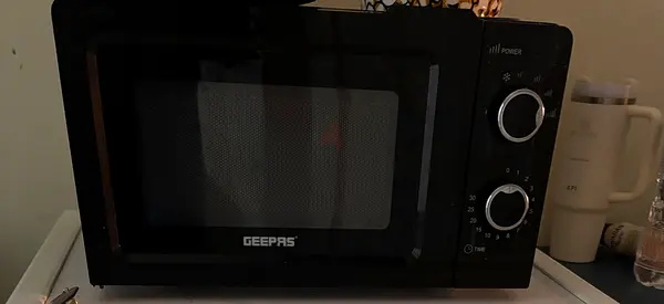 Geepas Compact Countertop Microwave - Good Working Condition