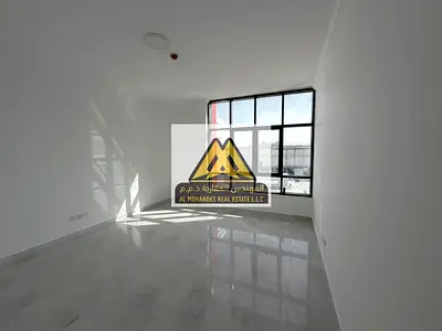 للإيجار السنوي – شقة فاخرة 2 غرفة وصالة بإطلالة مميزة في الحميدية 1، عجمان تقع على شارع الشيخ عمار مباشرة