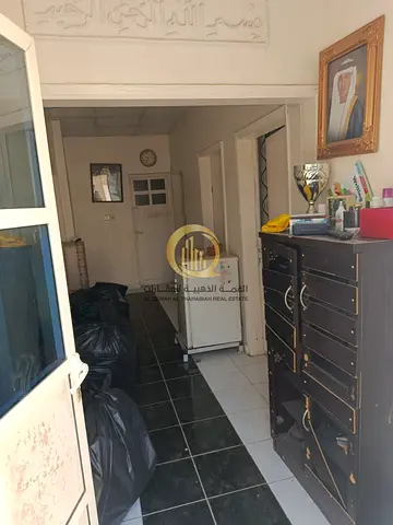 للبيع بيت عربي في منطقة ميسلون، مساحة 2500 قدم مربع، زاوية على شارعين بموقع مميز. يتكون من 6 غرف، حوش صغير، بالإضافة إلى ملحق خارجي يضم غرفتين وحمامين