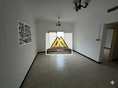 تتميز الشقة بموقع استراتيجي في النعيمية 2 على شارع الملك فيصل، مما يوفر سهولة التنقل والوصول إلى جميع الخدمات اليومية، كما أن المساحة الكبيرة