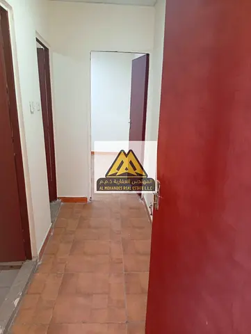 غرفة نوم مريحة بمساحة مناسبة صالة معيشة عملية يمكن استغلالها بشكل ممتاز حمام تصميم داخلي بسيط وعملي مساحة مناسبة تلبي احتياجات السكن اليومي