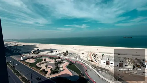 للإيجار السنوي على الكورنيش مباشرة، موقع مميز وإطلالة بحرية جميلة  شقة ثلاث غرف وصالة مناسبة للسكن العائلي 3 حمامات بتشطيبات جيدة بلكونة بإطلالة بحرية