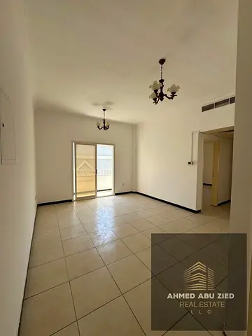 غرفة وصالة للإيجار في موقع مميز بشارع الملك فيصل – مساحة واسعة وسعر مغرٍ