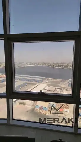 وحدة بإطلالة كاملة على الخور مع موقف خاص