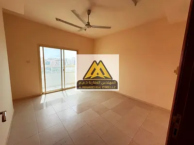 شقة غرفتين وصالة للإيجار السنوي في الحميدية عجمان بمساحة كبيرة وتكييف مركزي و2 حمام وموقع مميز قريب من المحكمة والجامعة