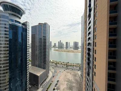 باركن مجاني مع جيم ومسبح وجاكوزي مجانا موقع مميز وحيوي قريب من كل الخدمات مثل المقاهي والمتاجر والمولات والصيدليات وقريب من مخرج دبي