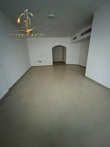 فرصة مميزة للإيجار في عجمان – النعيمية 3 🔥🏡  شقة واسعة جداً بمواصفات مميزة وموقع استراتيجي على شارع خليفة – فرصة لا تُعوّض