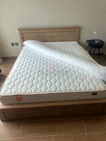 Queen bed + Mattress