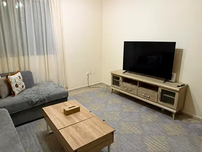 جاهزة للسكن فوراً فرش ممتاز ونظيف  موقع حيوي ومميز في الخان قريبة من الكورنيش